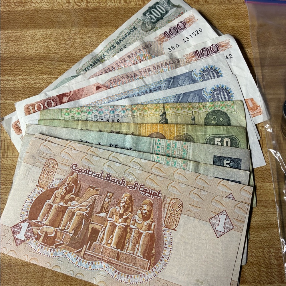 Assorted Foreign Currency Collection - Picture 2 of 4